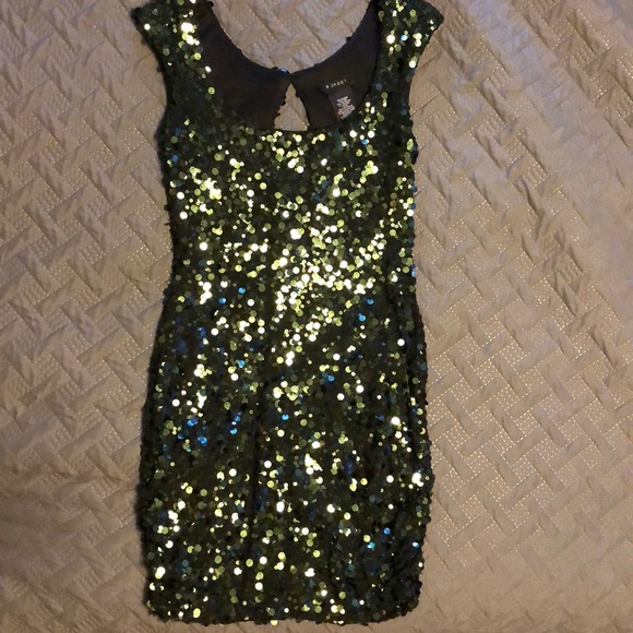 B. Smart homecoming dress. - Picture 3 of 4